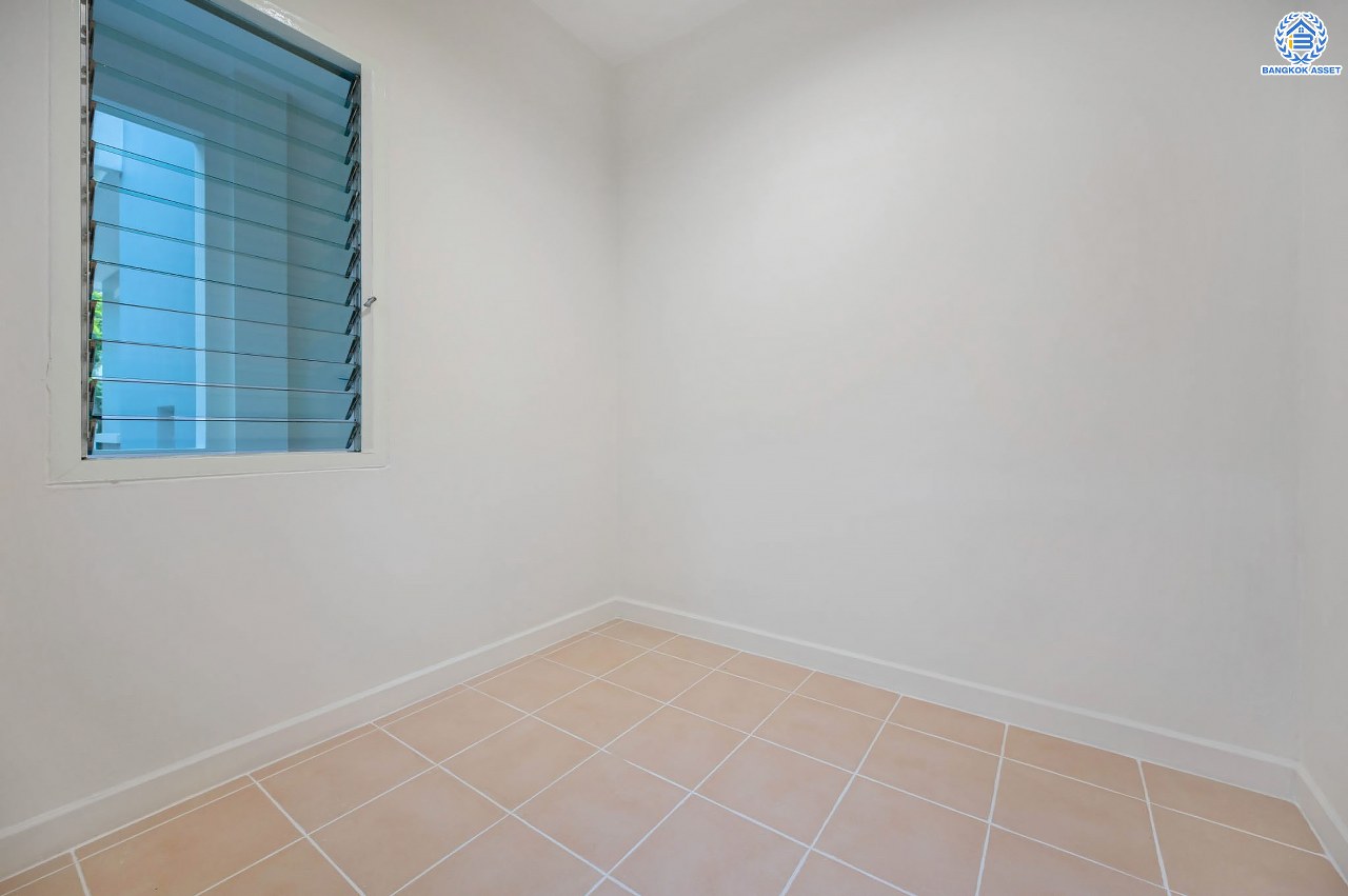 บ้านตกแต่งใหม่ โครงการ มัณฑนา  วัดพระเงิน ตกแต่งหรูหราดีไซน์สุด Classic เนื้อที่ 85.6 ตร.ว ฟังก์ชันจัดเต็ม 3 ห้องนอน 4 ห้องน้ำ 1 ห้องแม่บ้าน จอดรถได้ถึง 2 คัน เชื่อมต่อถนนกาญจนาฯ ใกล้รถไฟฟ้าสายสีม่วง "สถานีสามแยกบางใหญ่" และทางด่วน "ศรีรัช" รายล้อมด้วยสิ่งอำนวยความสะดวกมากมาย